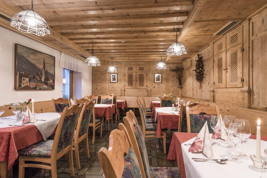 Goldener Loewe - Anno 1773 Hotel Schlanders Buitenkant foto